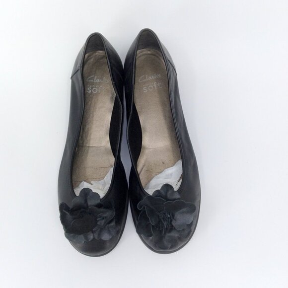 Clarks Soft 9.5 Slip On Black Leather Shoes Flower Applique - Picture 6 of 8